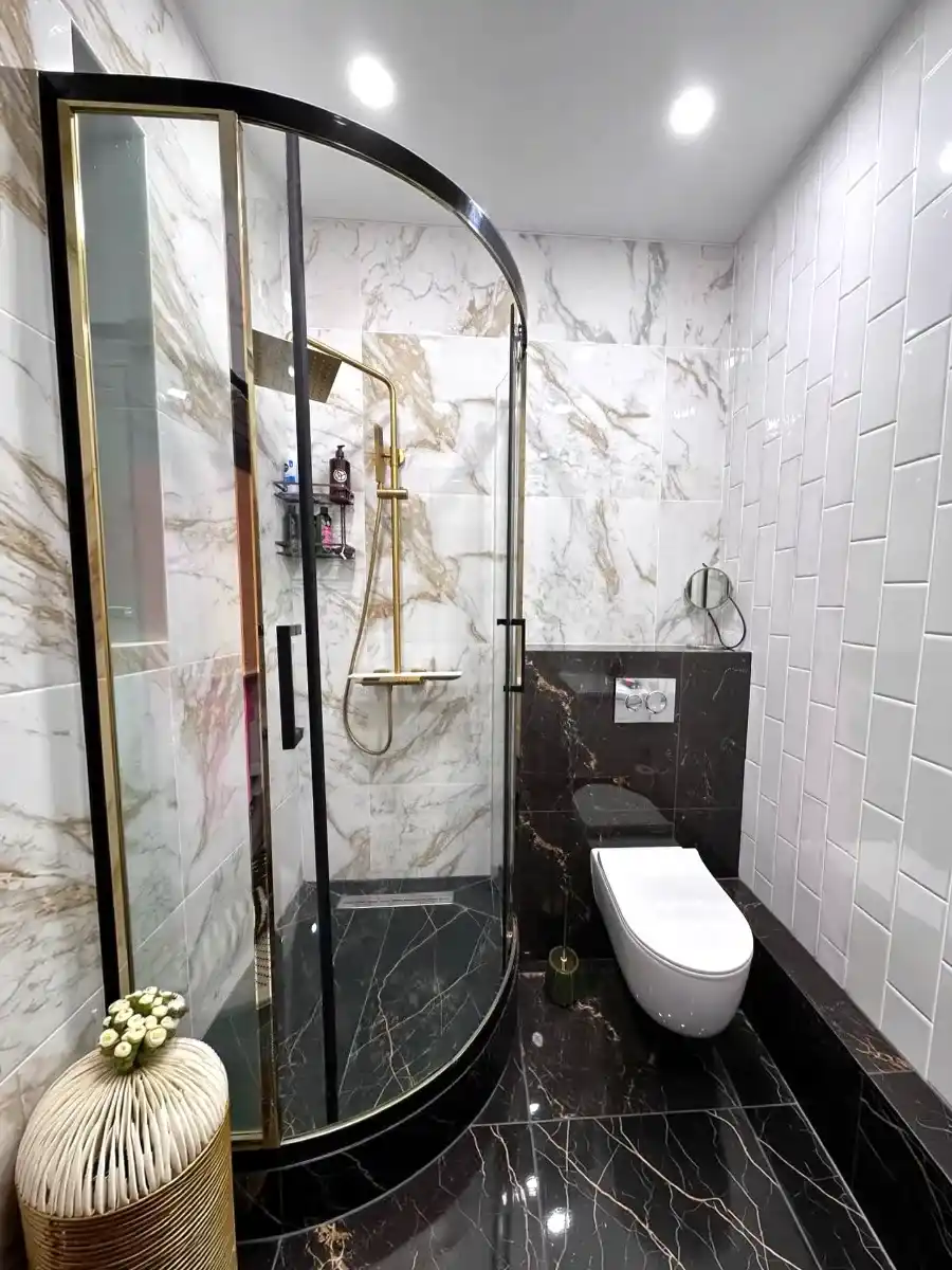 Душевой уголок формы четверть круга в совмещённом санузле