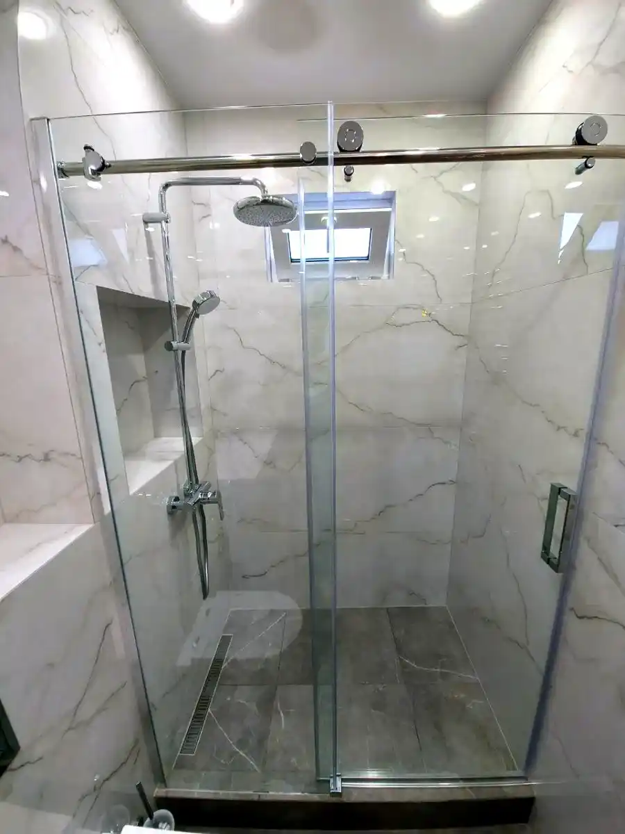 Ванная комната с окном в многоквартирном доме