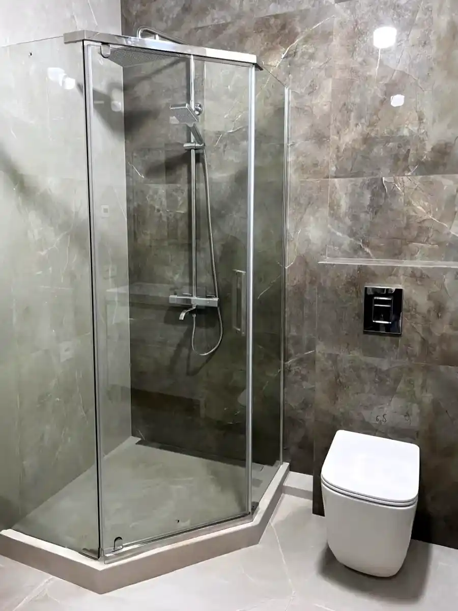 Совмещённый санузел с душевым уголком и инсталляцией