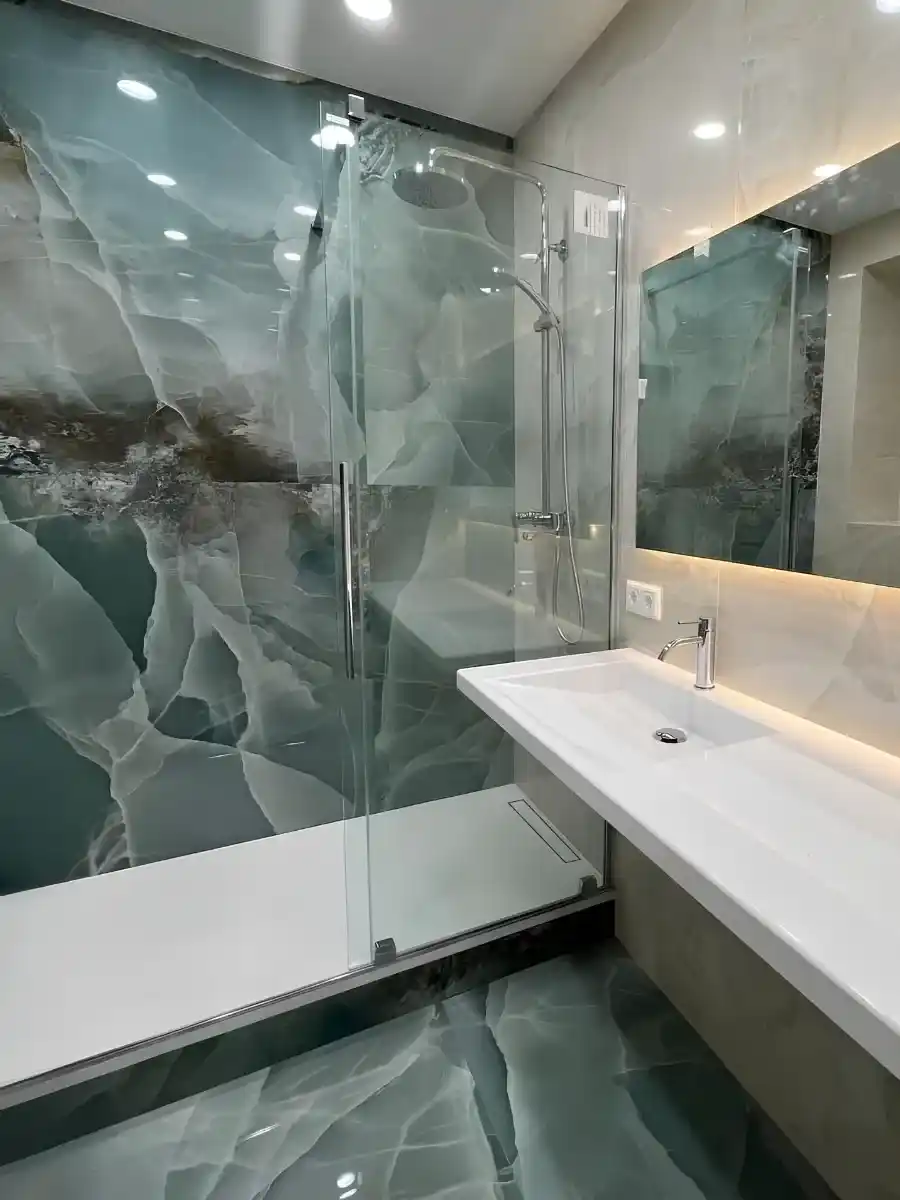 Душевая с бирюзовой плиткой