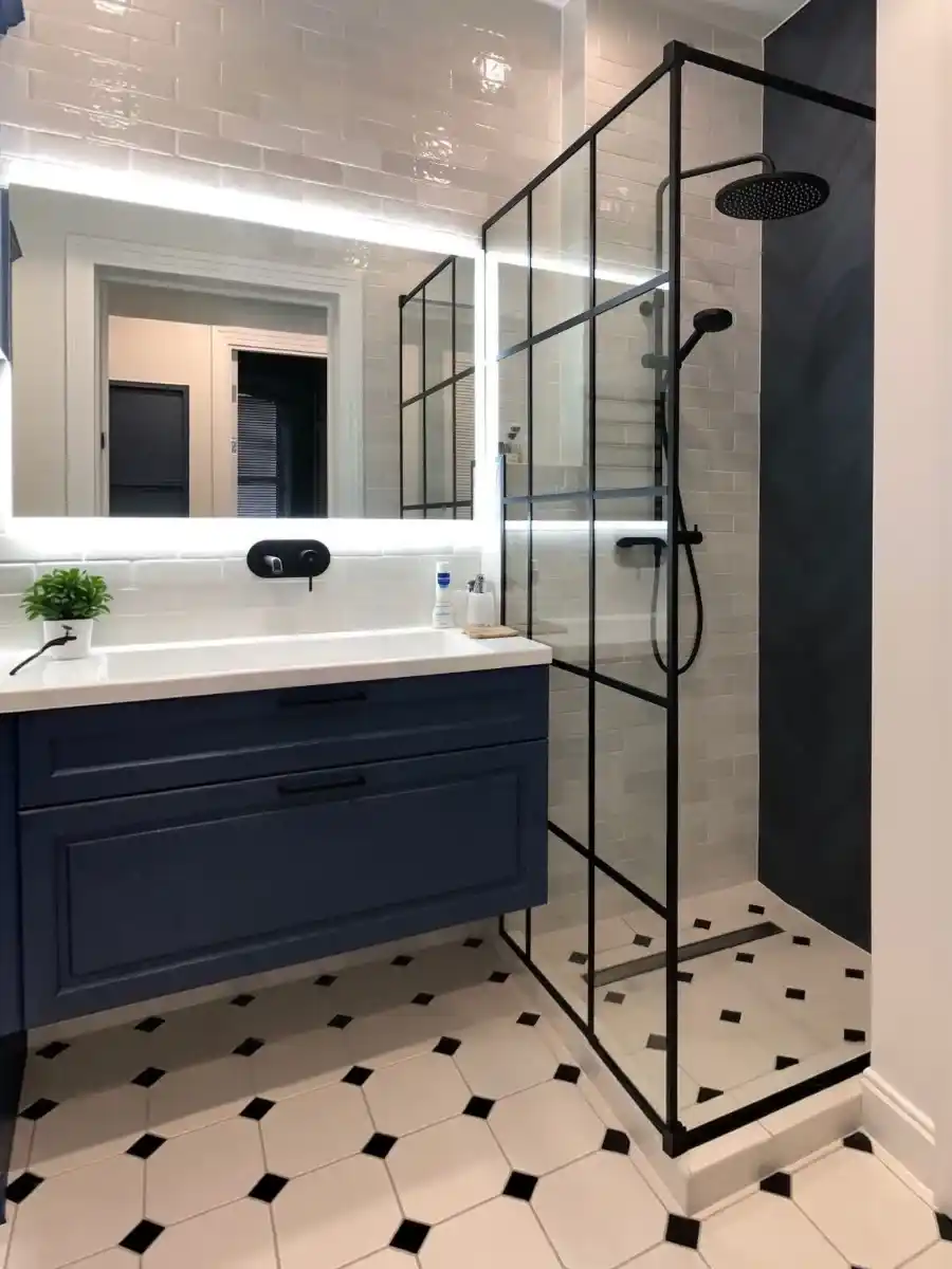 Ванная комната с душевым уголком в синих и белых тонах