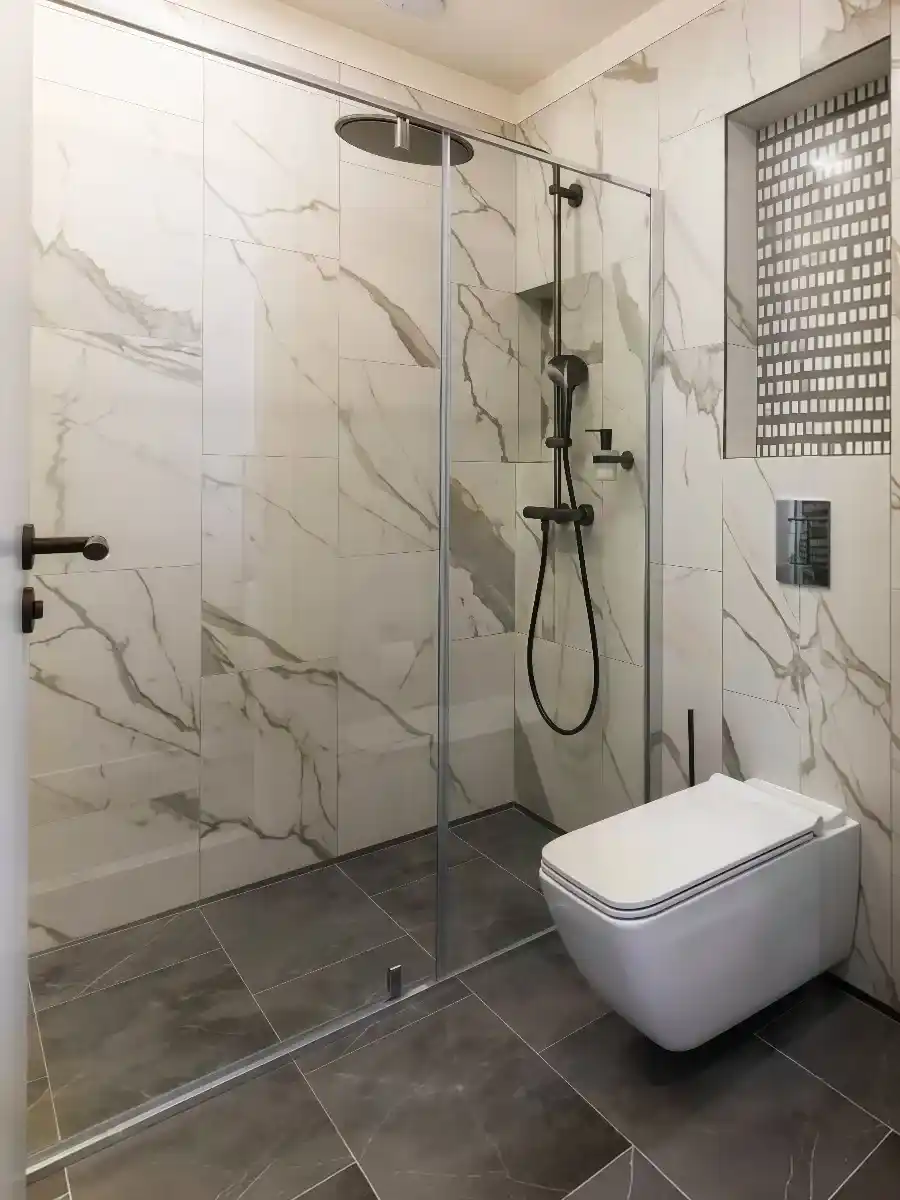 Ремонт совмещённого санузла в с керамогранитом под серый мрамор