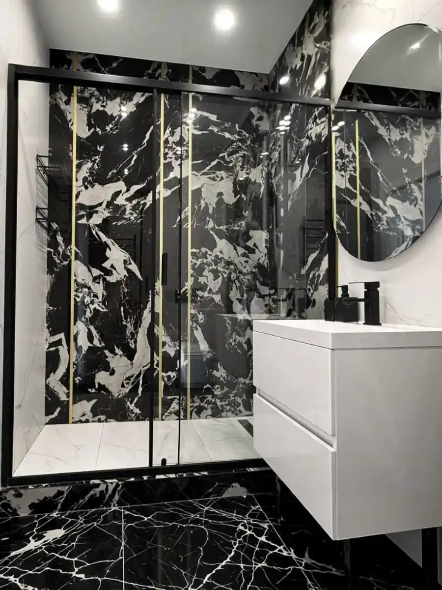 Ванная комната с душевой зоной во всю ширину стены