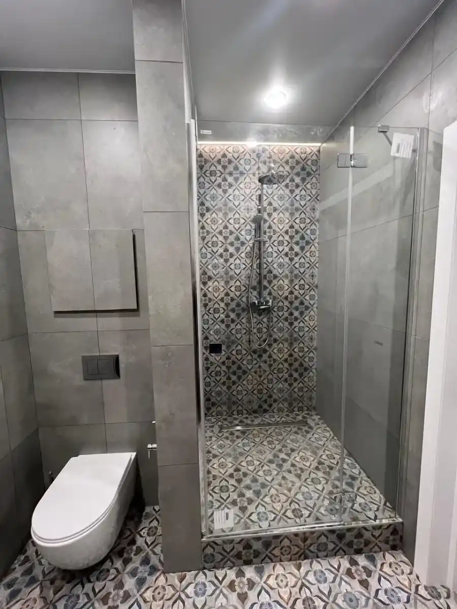 Душевая с сочетанием плитки в цветах бетон и майолика