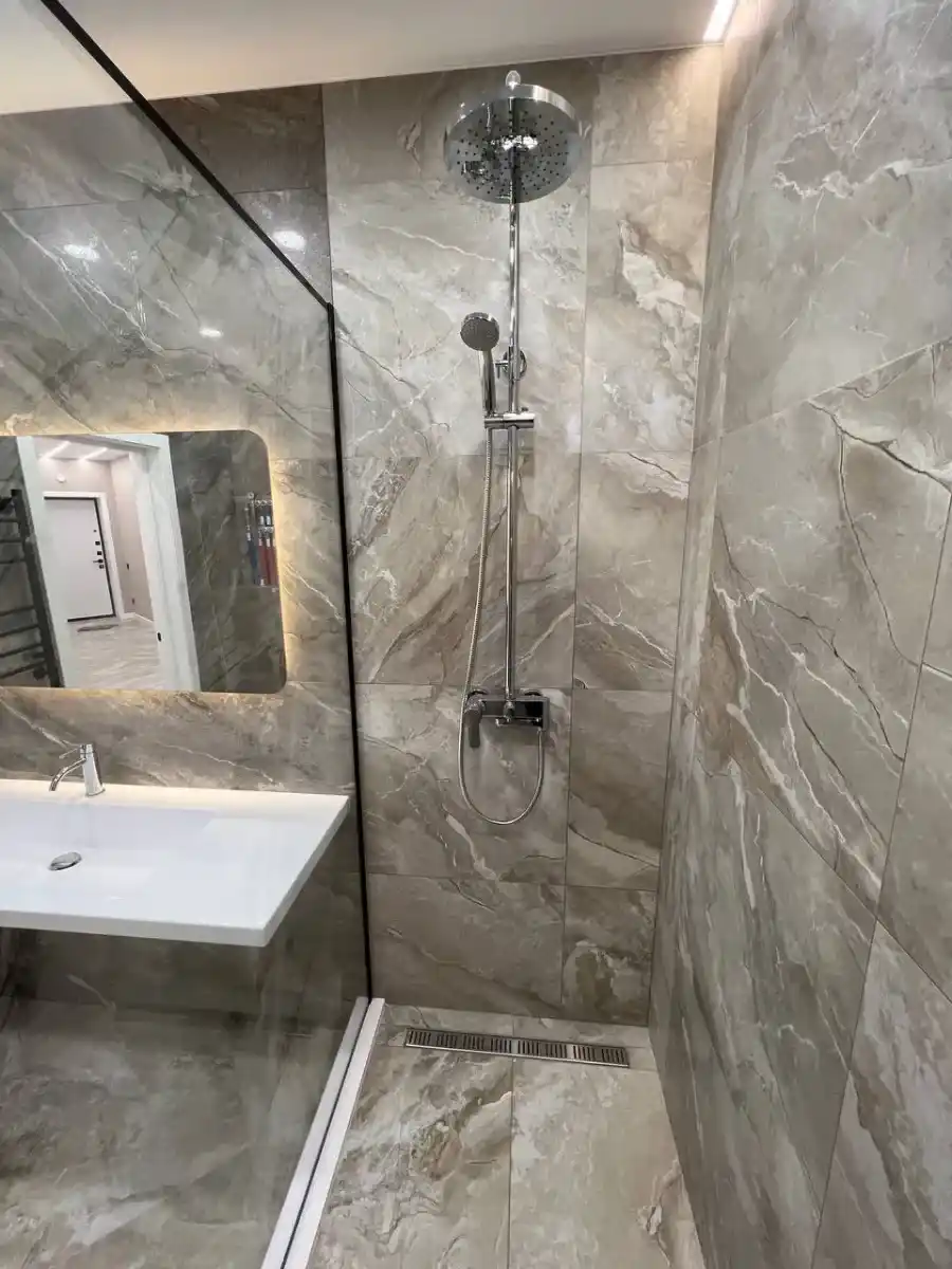 Ванная комната с душем в кофейных тонах