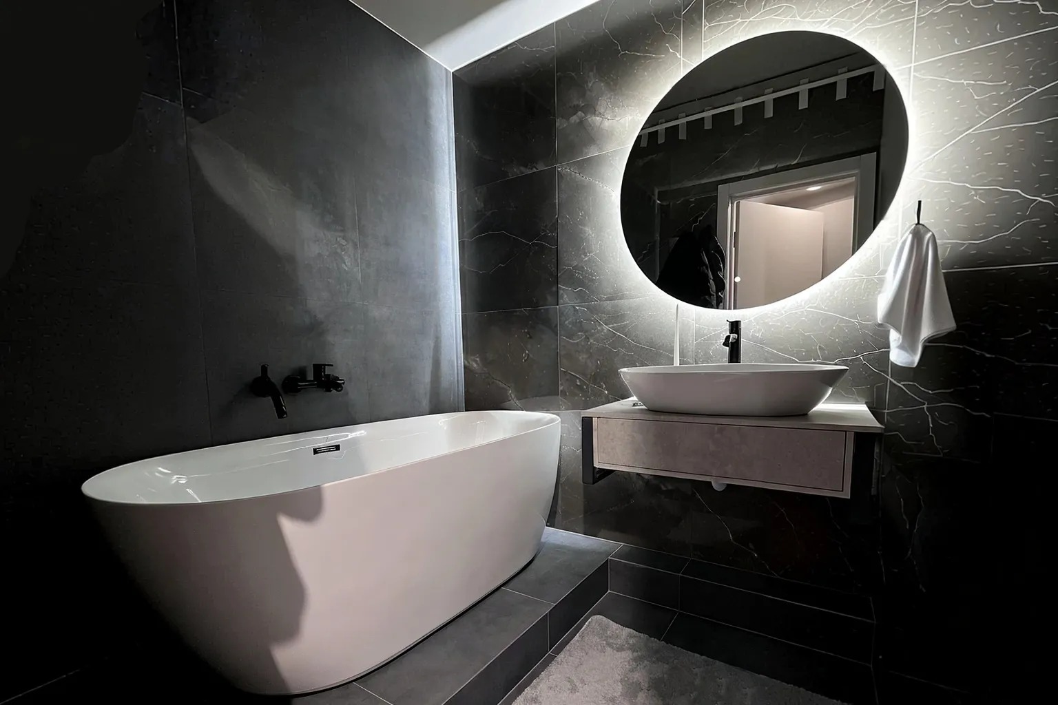 Ванная комната в тёмных тонах