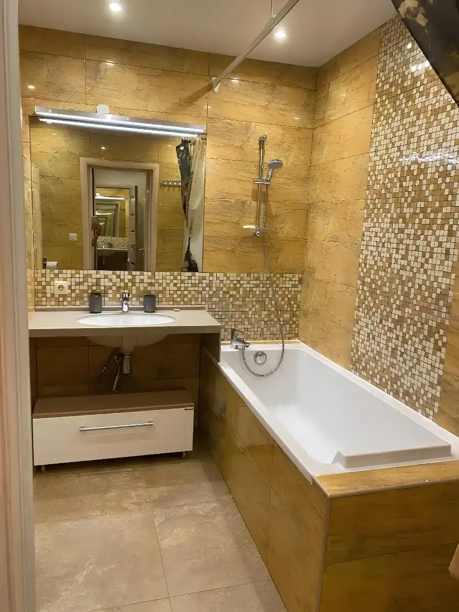 Ванная комната с плиткой под травертин