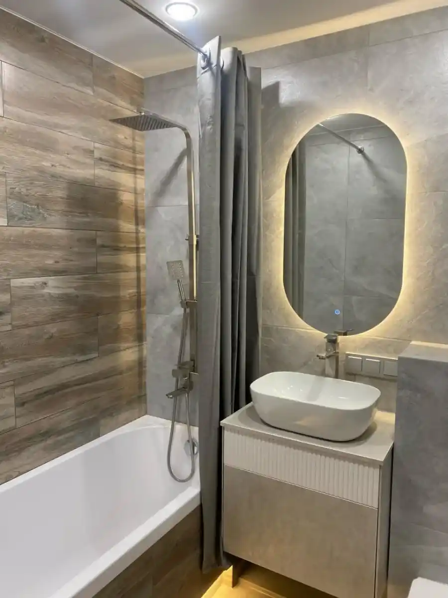 Совмещённый санузел с плиткой под дерево и бетон