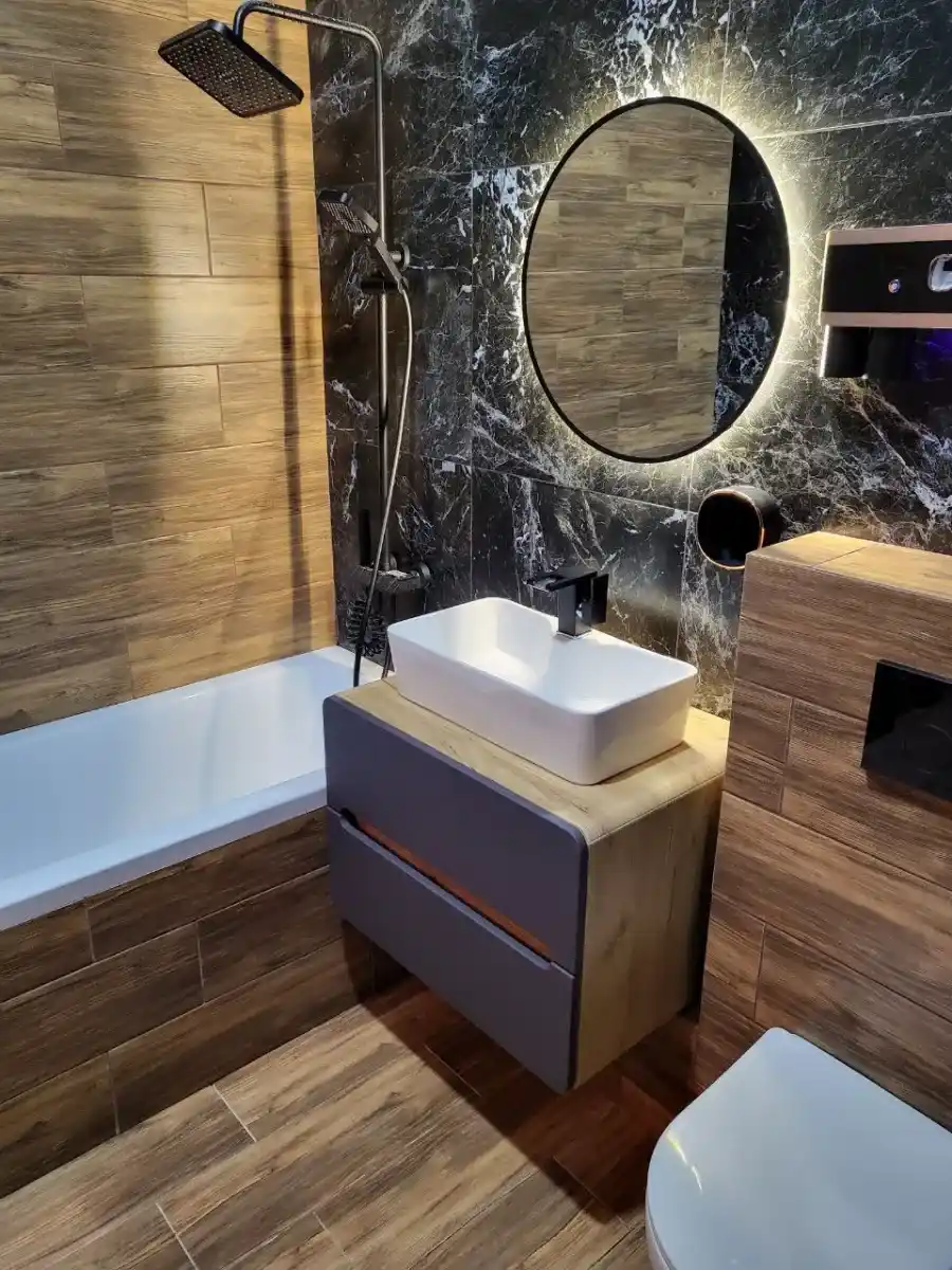 Ремонт ванной комнаты в сочетании цветов под дерево и чёрный мрамор