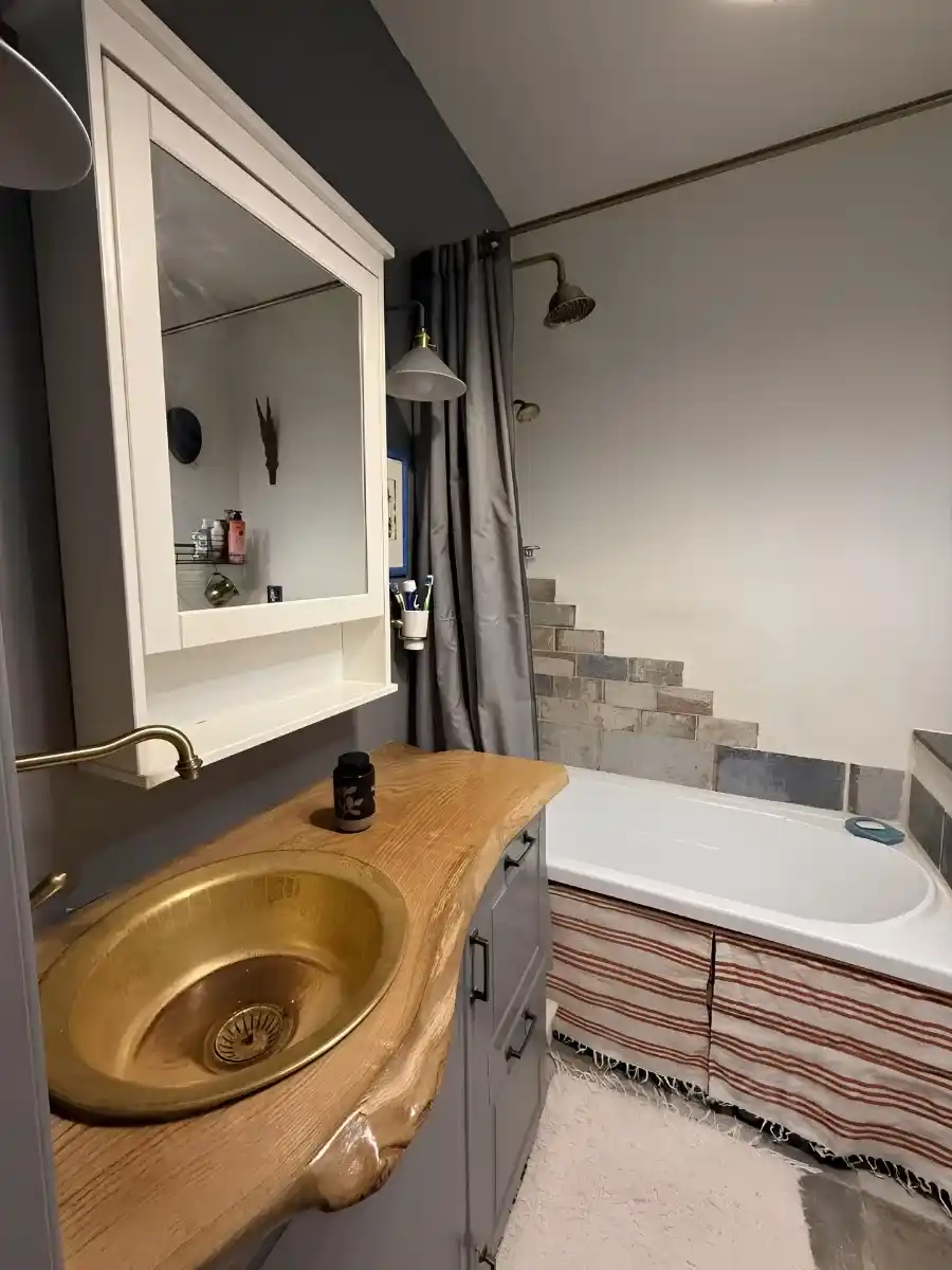 Ремонт ванной комнаты с частичной покраской стены на ванной