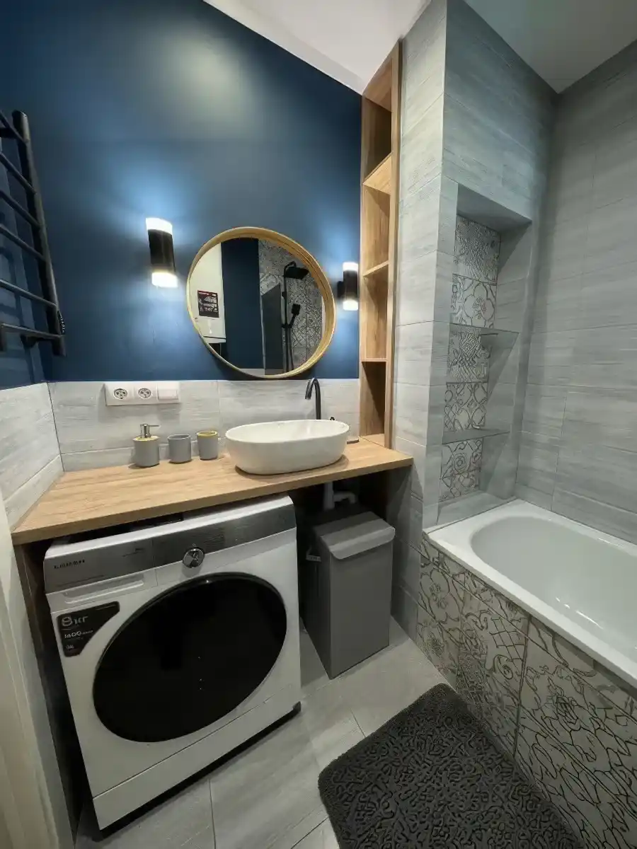 Совмещённый санузел со стиральной машиной под столешницей