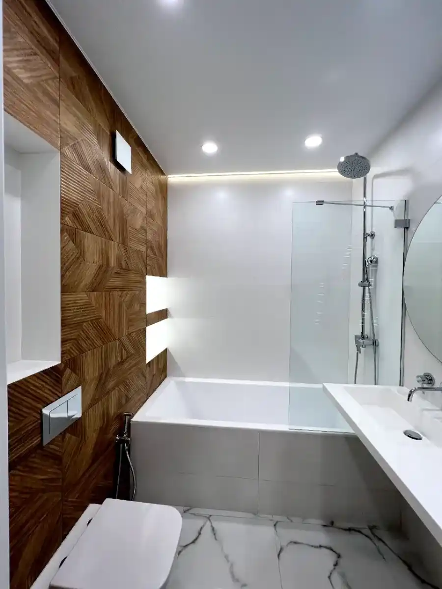 Совмещённый санузел с плиткой белого цвета и под дерево