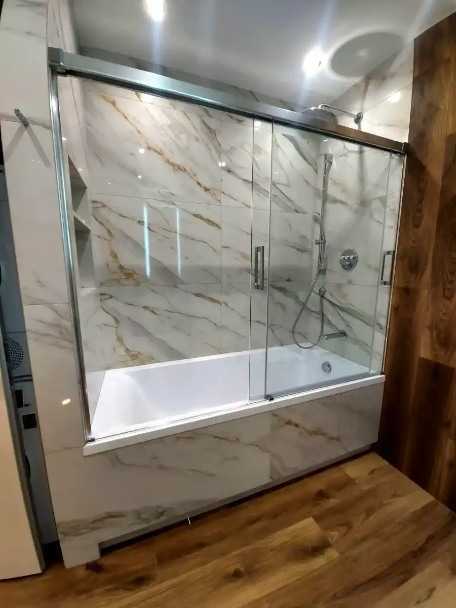 Ванная комната с плиткой под мрамор и дерево