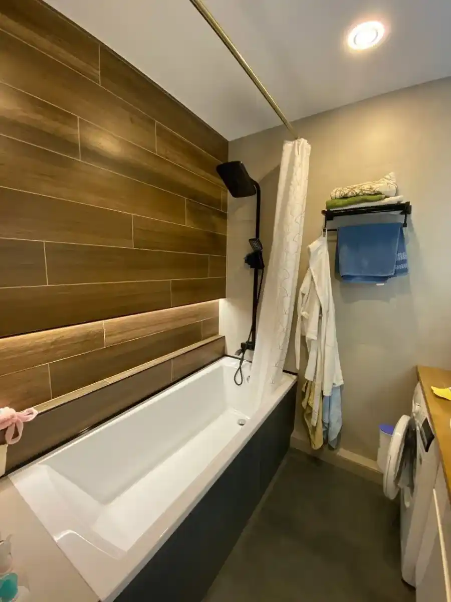 Ванная комната с керамогранитом под дерево